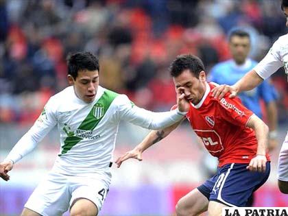 Una acción del partido en el cual Independiente empató con Banfield a un gol
