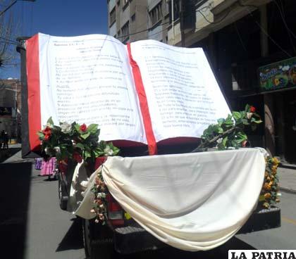 Carro alegórico transportando una Biblia gigante, ayer paseó por las calles