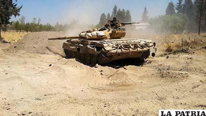 Tanques de las fuerzas leales al presidente sirio Bachar al Asad bombardean posiciones rebeldes