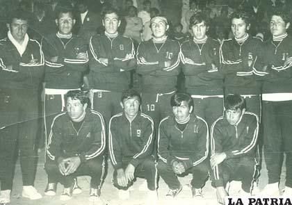 Fue parte de la selección de Oruro en el nacional de básquetbol el año 1971 (dorsal 8)