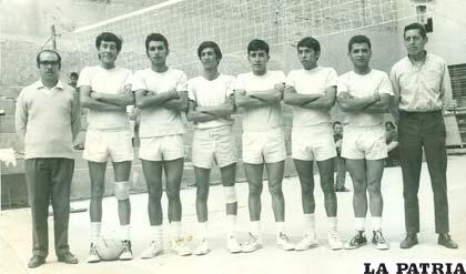 Jugó voleibol en Bolívar en 1973 (con el balón en los pies)
