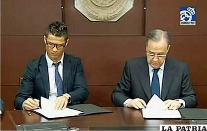 Ronaldo junto a Pérez, durante la firma de su renovación