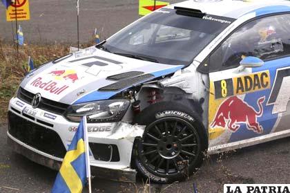 El coche de Sébastien Ogier terminó con algunos problemas