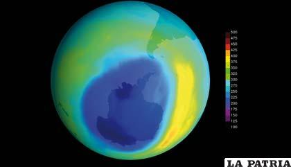 Gráfico del agujero de ozono que se observa más grande en la Antártida, la foto satelital fue registrada en septiembre del 2000
