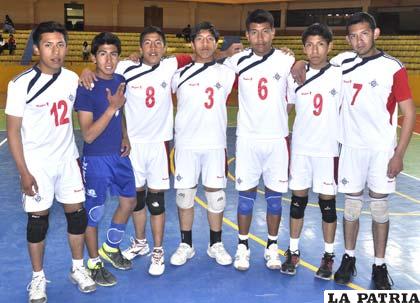 Integrantes del equipo de Jesús María en voleibol varones 
