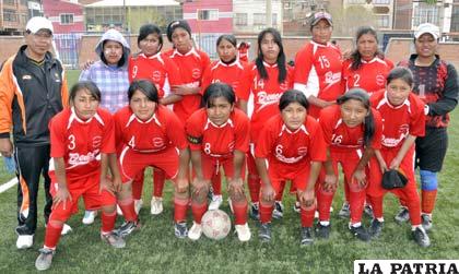 El equipo de Bolivia Vinto, en fútbol damas