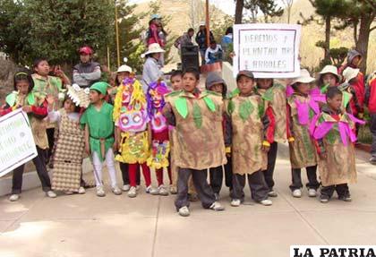 Niños celebrando el Día del Estudiante luciendo disfraces reciclados