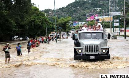 Continúan los rescates en México por huracanes