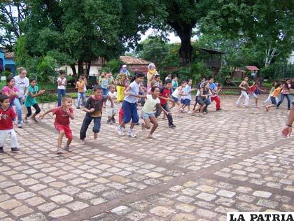 Niños que se divierten corriendo