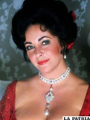 Liz Taylor era otra fanática de las perlas, en la imagen con una de sus joyas favoritas