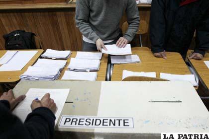 Chilenos en el exterior piden votar en las elecciones nacionales