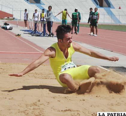Álvaro Toledo en la prueba salto largo, durante la competencia nacional de atletismo