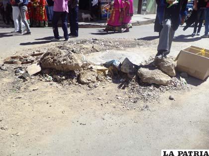 Escombros en la esquina de la calle Linares y Adolfo Mier