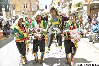Alegría de los Tinkus del colegio “Bolivia” de Vinto