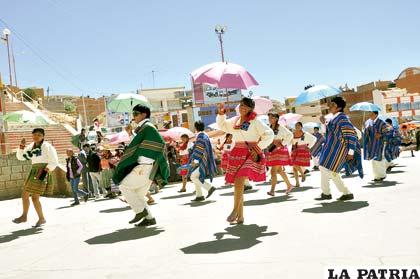 El colegio “Huajara” participó con la danza de los Kallawayas