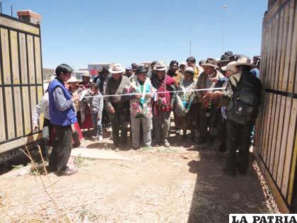 Las autoridades judiciales y de Caracollo en el inicio de la obra