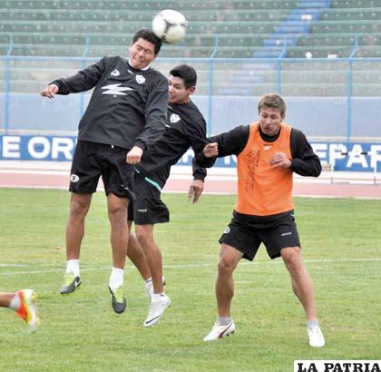 Saucedo intenta pegarle de cabeza, ocurrió en el entrenamiento de ayer