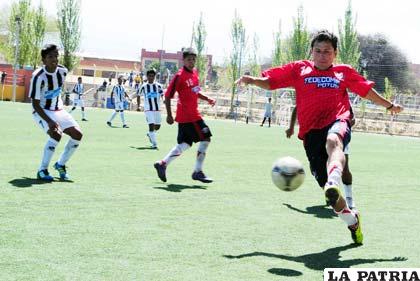Una acción de la derrota de Oruro Royal ante Flamengo