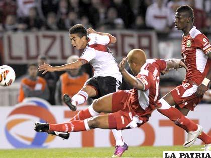 Una acción del partido en el cual River logró la clasificación