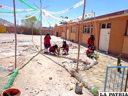 Estudiantes del colegio “Alcira Cardona 2” construyen un pequeño jardín