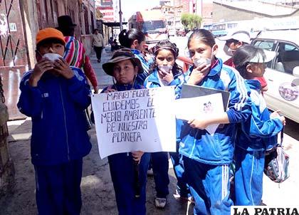 Niños del “Mario Flores” limpiaron su escuela y calles adyacentes