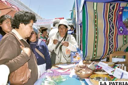 Artesanías y deliciosos platillos tradicionales fueron expuestos en el Día Mundial del Turismo