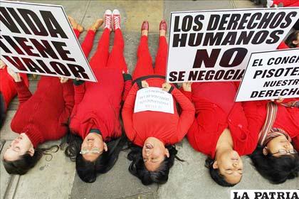 Decenas de mujeres vestidas de rojo formaron una alfombra humana pidiendo que se apruebe una medida nacional en torno al aborto terapéutico