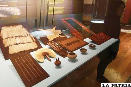 Objetos y utensilios hallados en fardos funerarios de la cultura prehispánica Paracas
