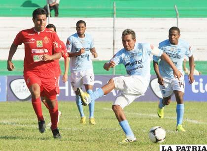 Jaime Robles, de Aurora, intenta sorprender a sus adversarios