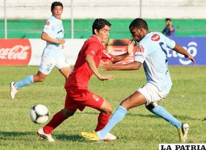 El partido fue intensamente disputado