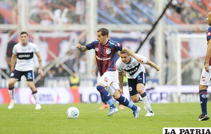 Una acción del cotejo en el cual San Lorenzo venció 3-0