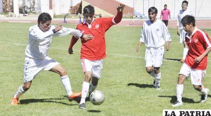 Una acción de la goleada de Ingenieros a La Joya