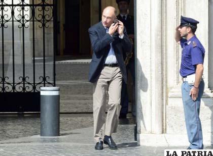 Primer ministro italiano, Enrico Letta, sale del Palacio Chigi en Roma, Italia