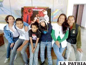 Elenco de la Escuela de Arte y Talentos de Cochabamba