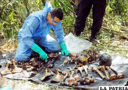Agentes del Cuerpo Técnico de Investigación de la Fiscalía el cadáver de Fidel Castaño, el mayor del “clan Castaño”