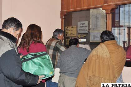 Ciudadanos se concentran en oficinas de Obras Públicas