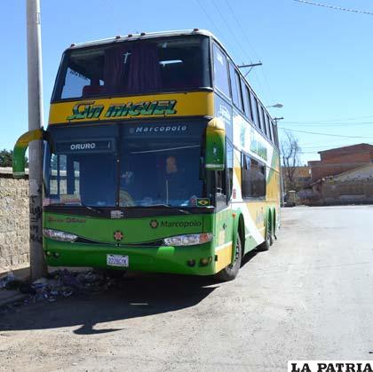 Estacionamiento de buses y otros vehículos de alto tonelaje también desgasta capa asfáltica