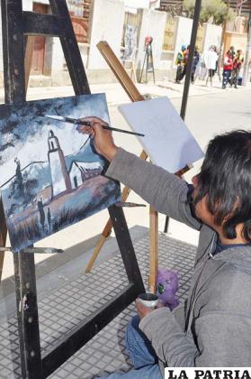 Artistas plásticos retomaron la feria dominical