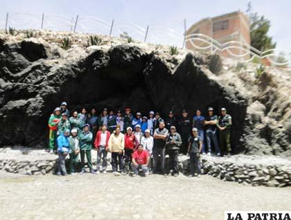 Estudiantes y guías de turismo en la boca de la figura pétrea de la víbora