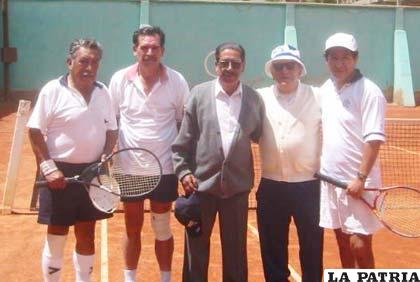 Dirigentes y deportistas del Oruro Tenis Club 