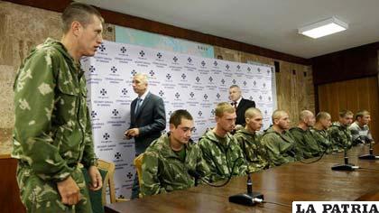 Kiev libera a los diez soldados rusos apresados en territorio ucraniano