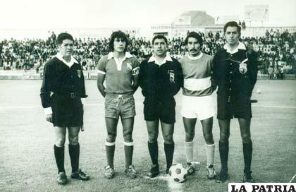 Claure, capitán de Independiente Unificada, junto a los árbitros y Veizaga de Stormers en 1974 en Sucre