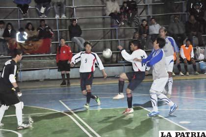Una acción del cotejo en el cual Ramco fue superior