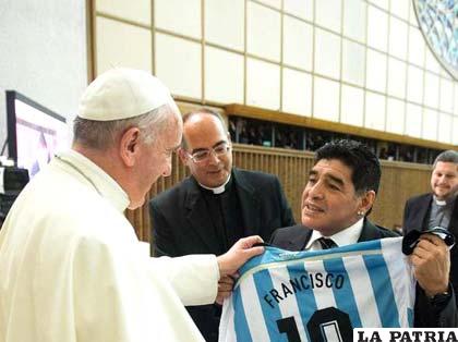 El Papa Francisco recibe de Maradona la casaca de la Selección Argentina