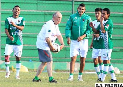 Xavier Axkargorta, brinda algunas indicaciones a sus dirigidos en la selección
