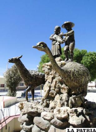 Monumento plaza principal de Escara