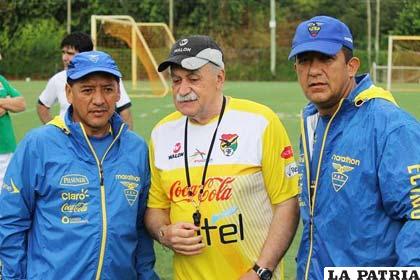 Azkargorta con el cuerpo técnico de la selección de Ecuador