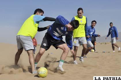 Ayer en la mañana el equipo “santo” entrenó en las dunas de arena