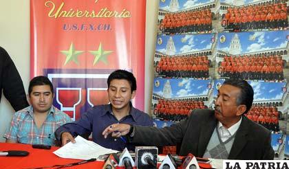 Dirigentes de Universitario durante la conferencia de prensa