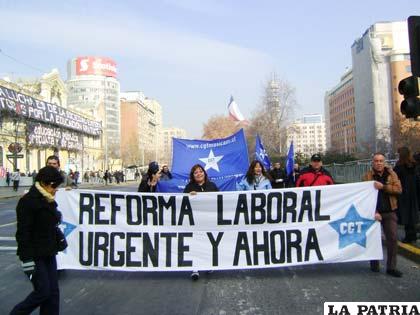 Trabajadores chilenos marcharon demandando reformas laborales